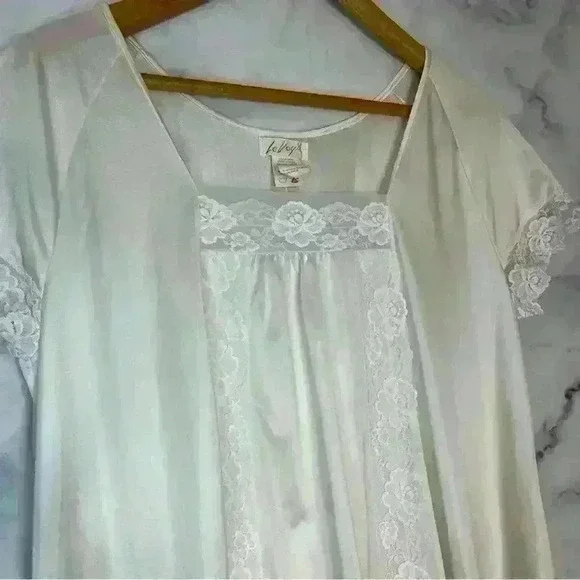 LeVoy’s Vintage Lingerie Gown - Picture 5 of 9